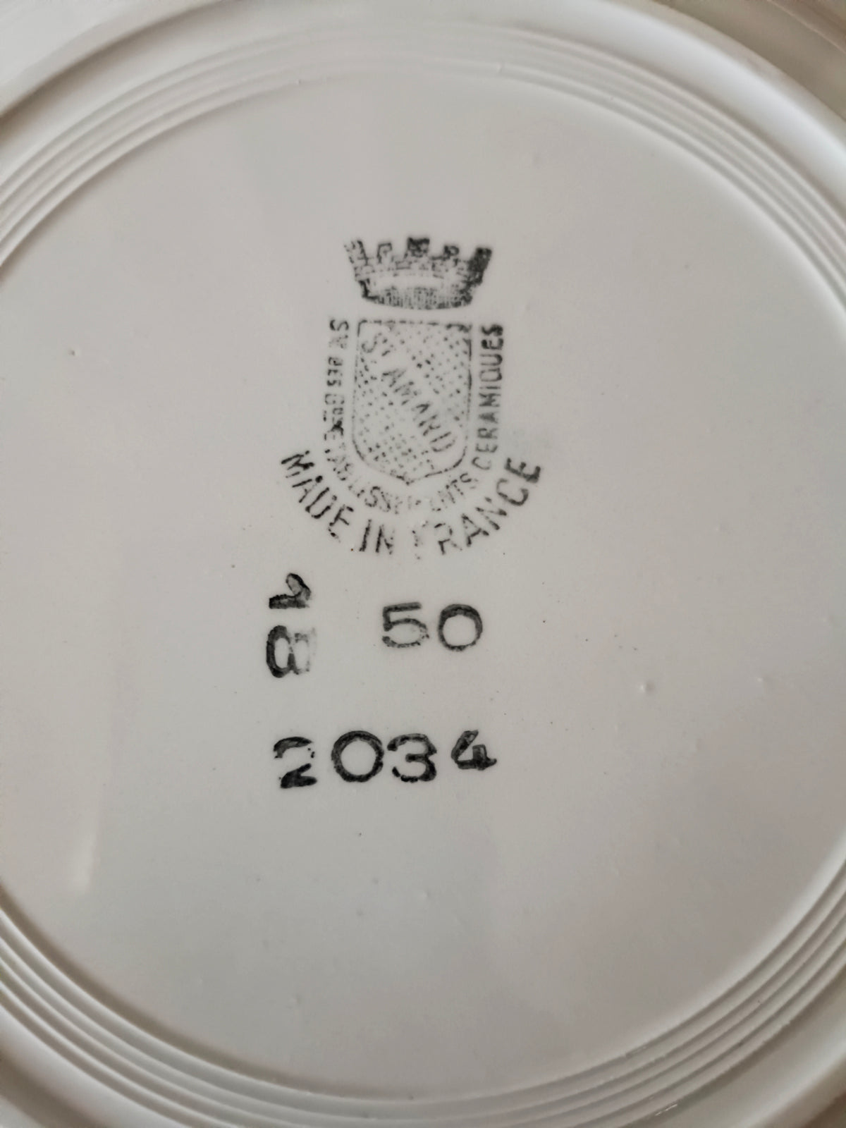 6 assiettes en faïence de Saint-Amand, modèle 2034 à décor de rose rouge
