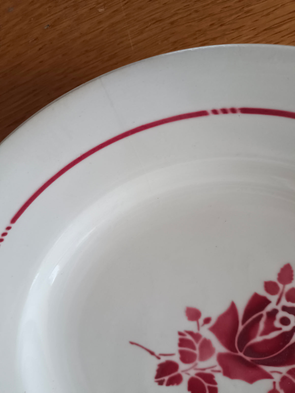 6 assiettes en faïence de Saint-Amand, modèle 2034 à décor de rose rouge