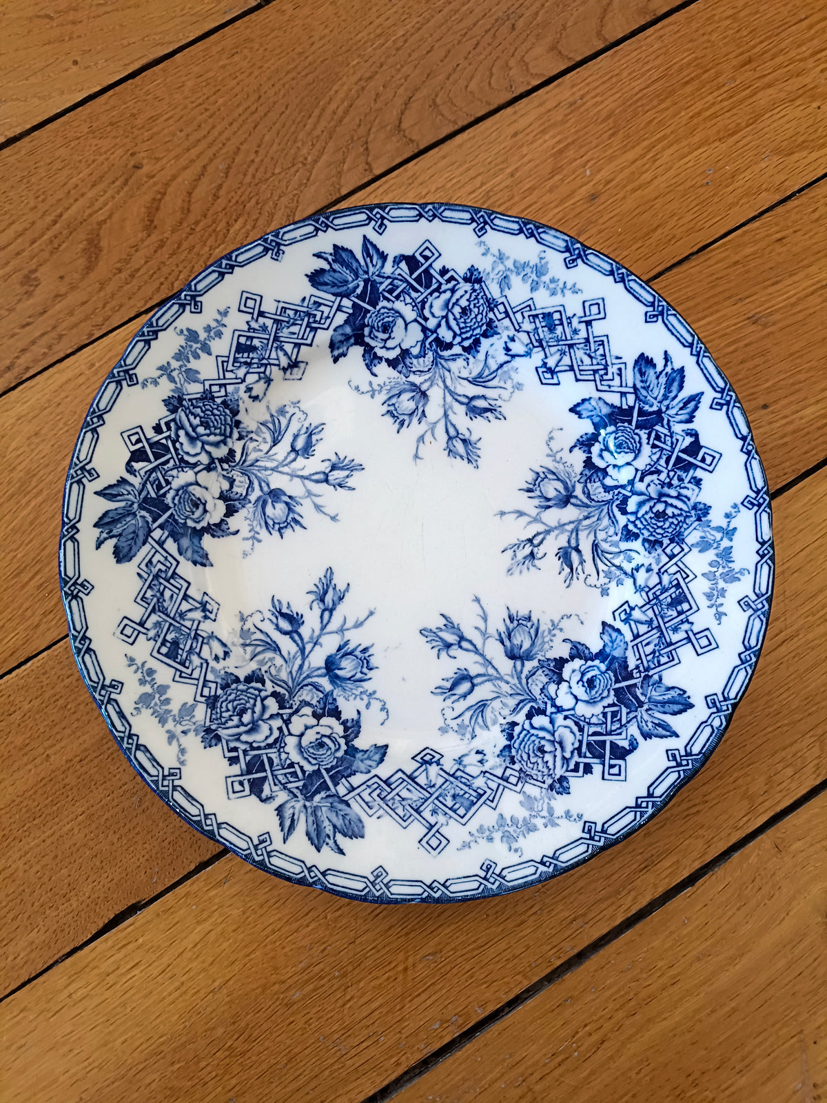 Assiette en faïence fine Creil & Montereau fin XIXème signée M & Cie