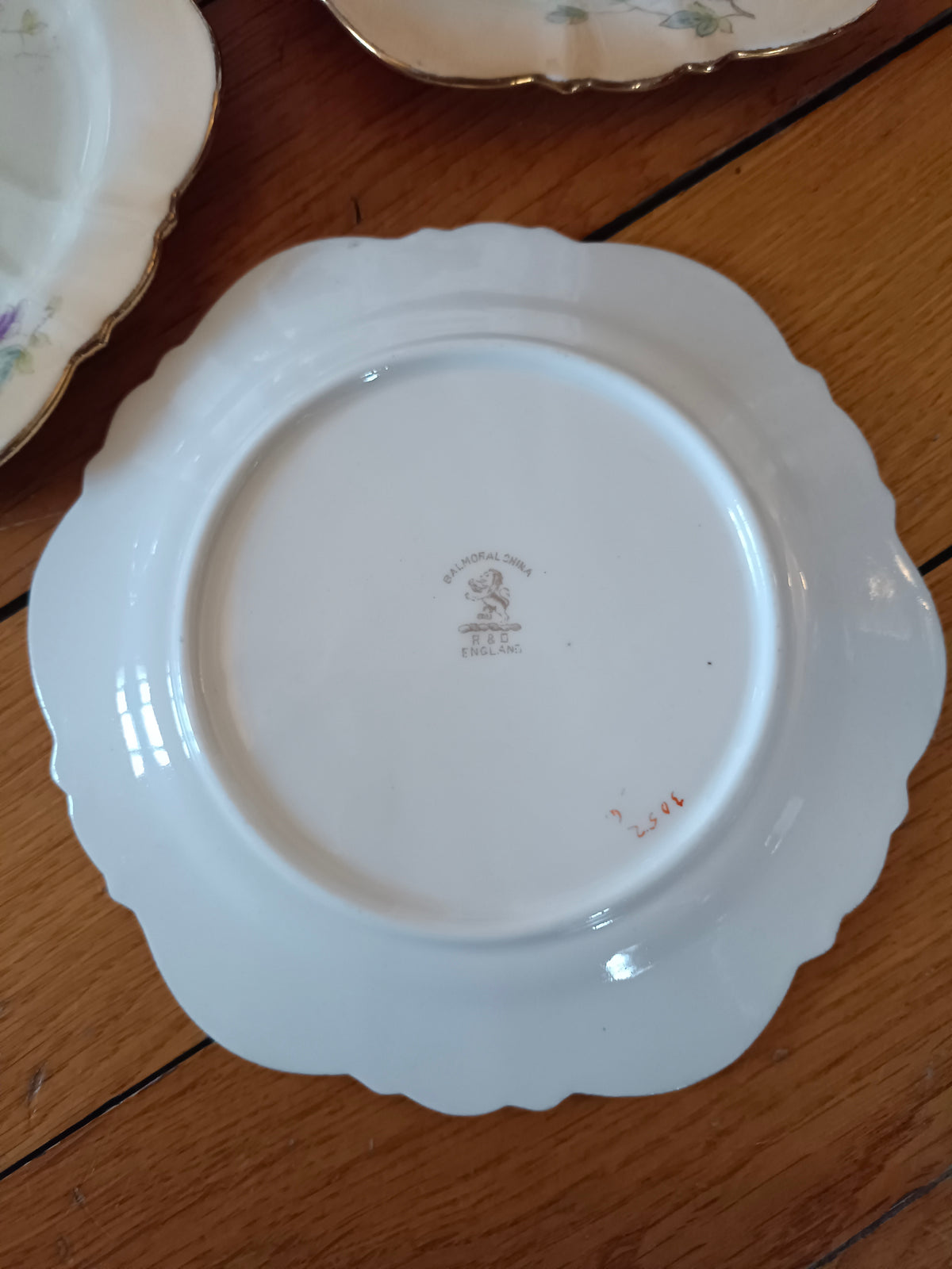 8 petites assiettes à mignardises en porcelaine anglaise Balmoral China par Redfern & Drakeford