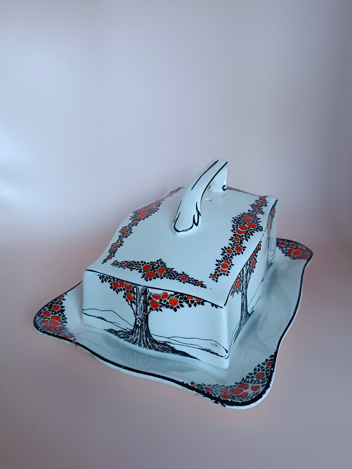 Beurrier en porcelaine anglaise Crown Ducal, décor Art Déco aux orangers