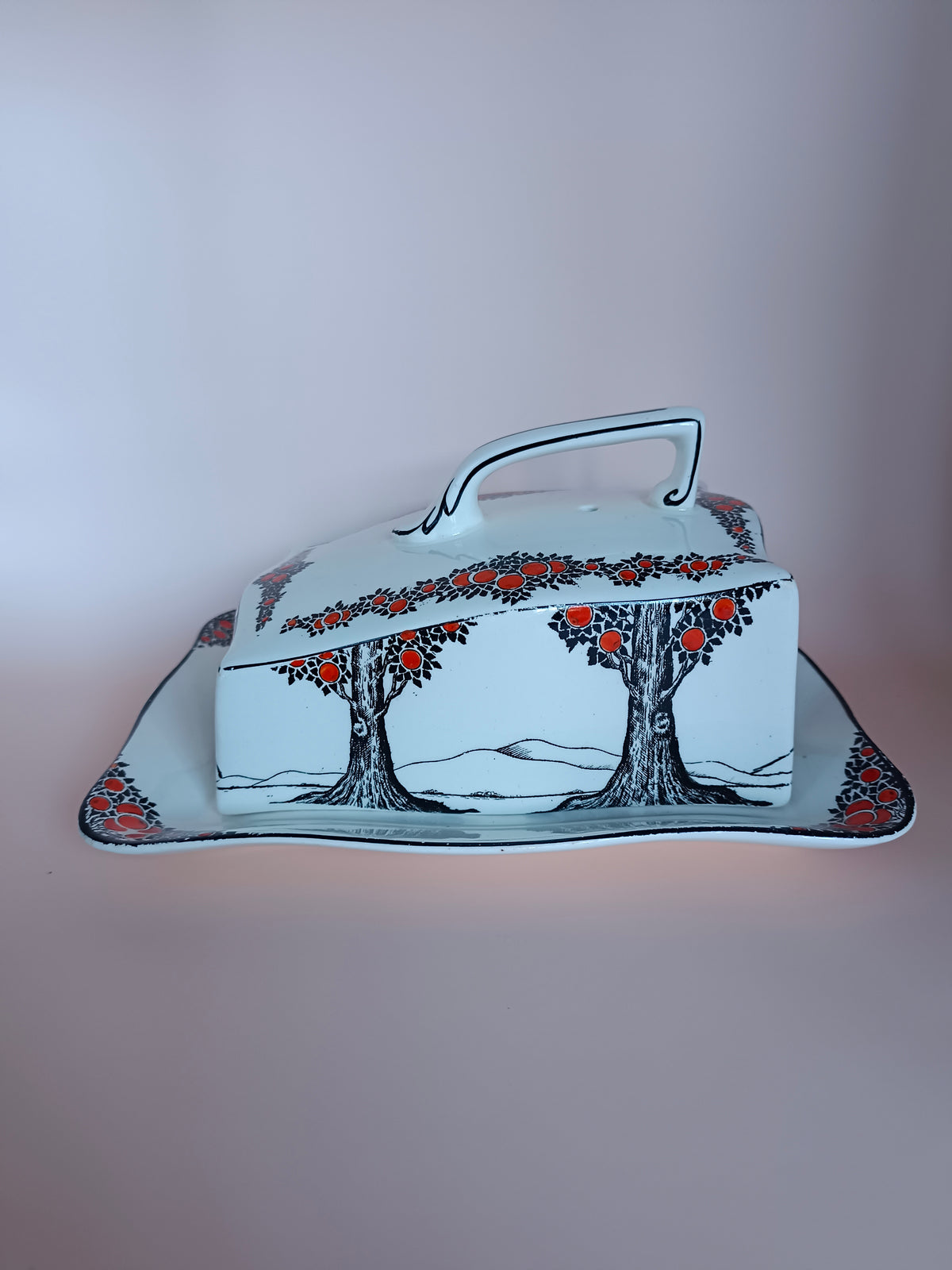 Beurrier en porcelaine anglaise Crown Ducal, décor Art Déco aux orangers