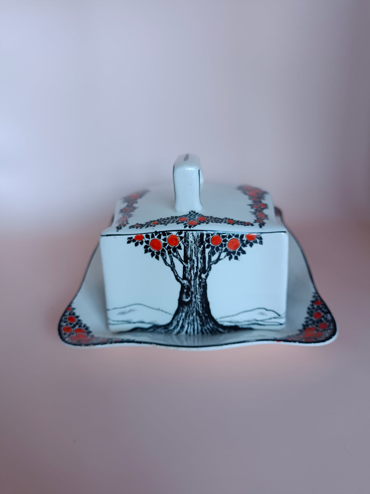 Beurrier en porcelaine anglaise Crown Ducal, décor Art Déco aux orangers
