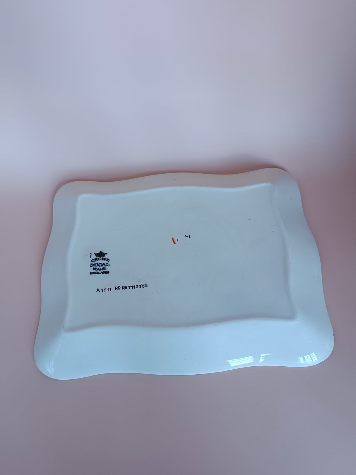 Beurrier en porcelaine anglaise Crown Ducal, décor Art Déco aux orangers