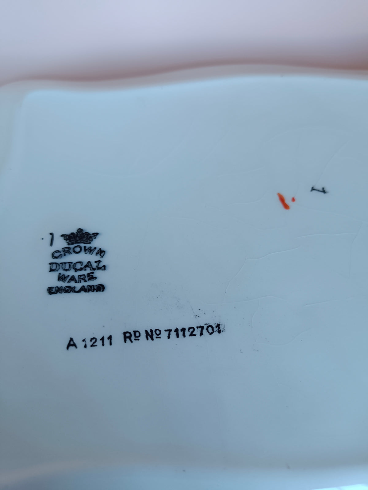 Beurrier en porcelaine anglaise Crown Ducal, décor Art Déco aux orangers
