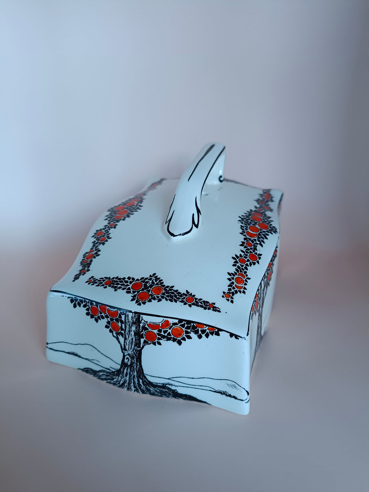 Beurrier en porcelaine anglaise Crown Ducal, décor Art Déco aux orangers