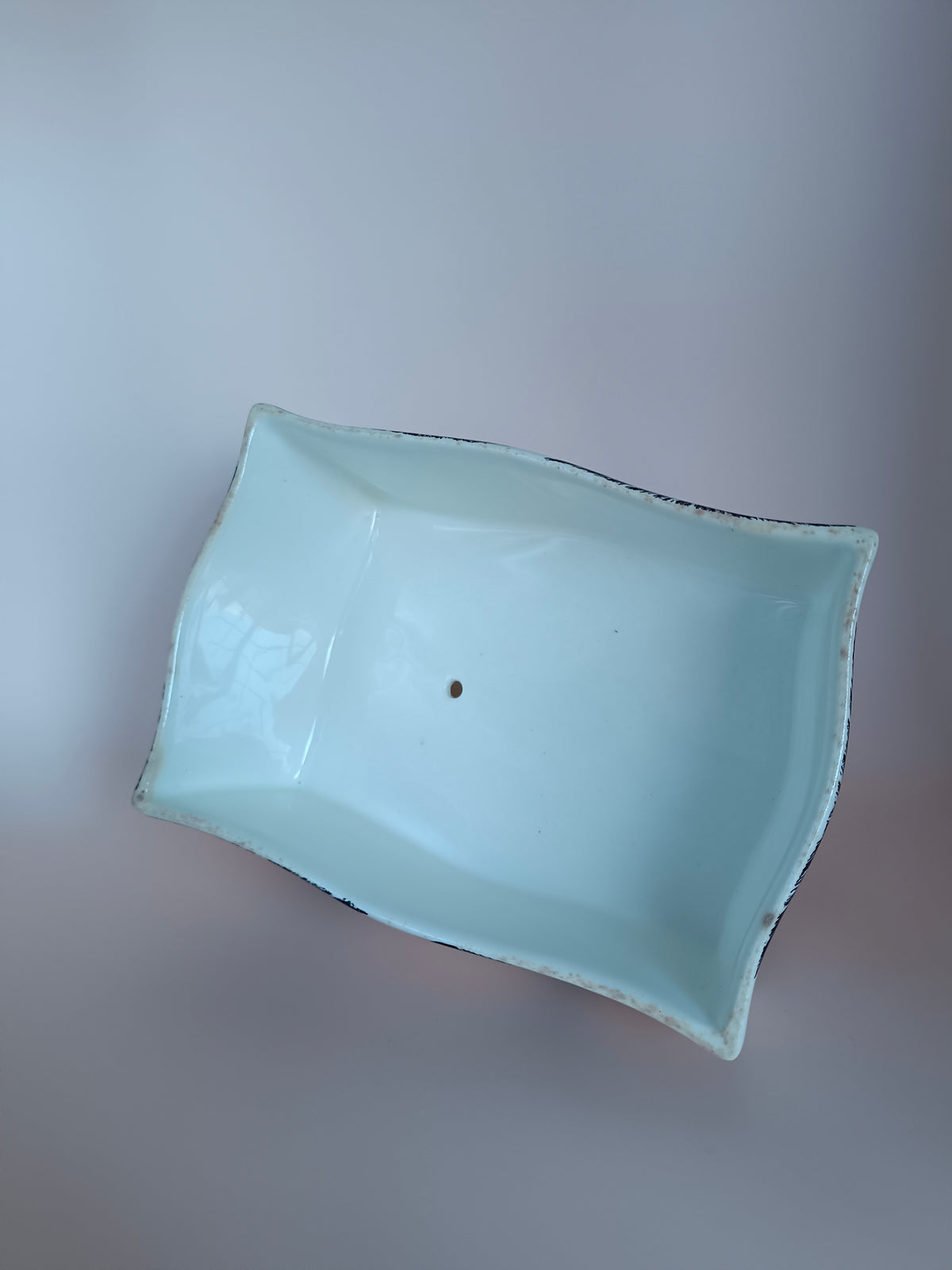 Beurrier en porcelaine anglaise Crown Ducal, décor Art Déco aux orangers
