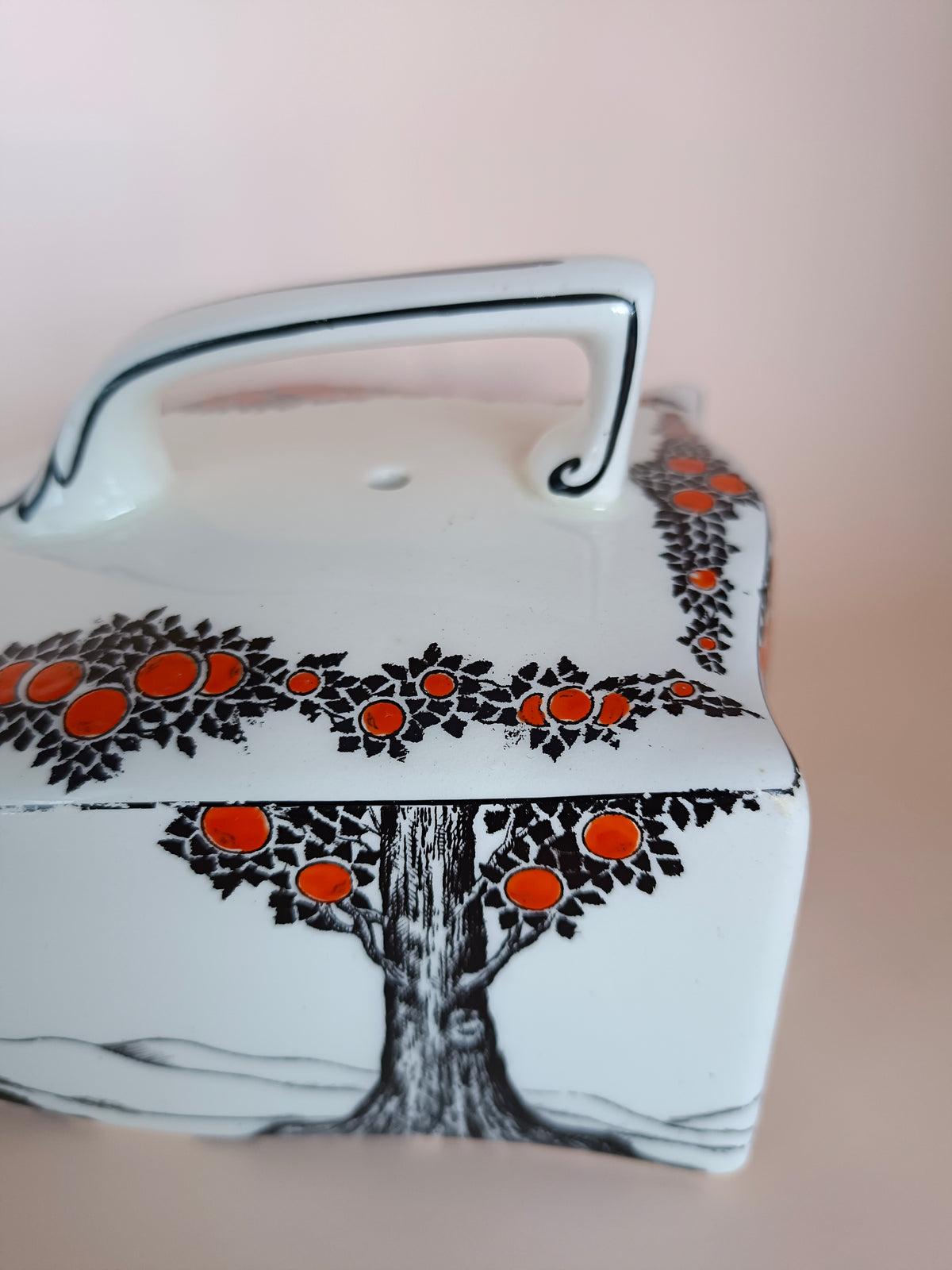 Beurrier en porcelaine anglaise Crown Ducal, décor Art Déco aux orangers
