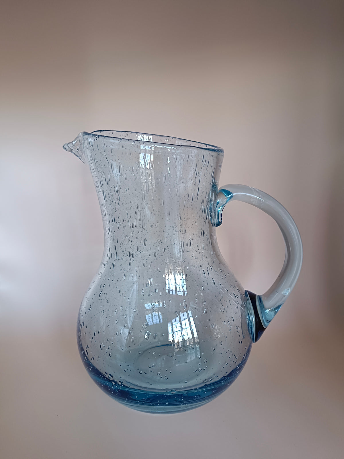Pichet ventru en verre bullé bleu clair signé Biot