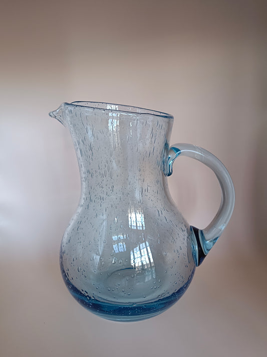 Pichet ventru en verre bullé bleu clair signé Biot