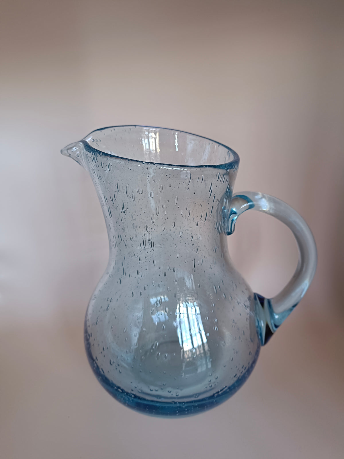 Pichet ventru en verre bullé bleu clair signé Biot
