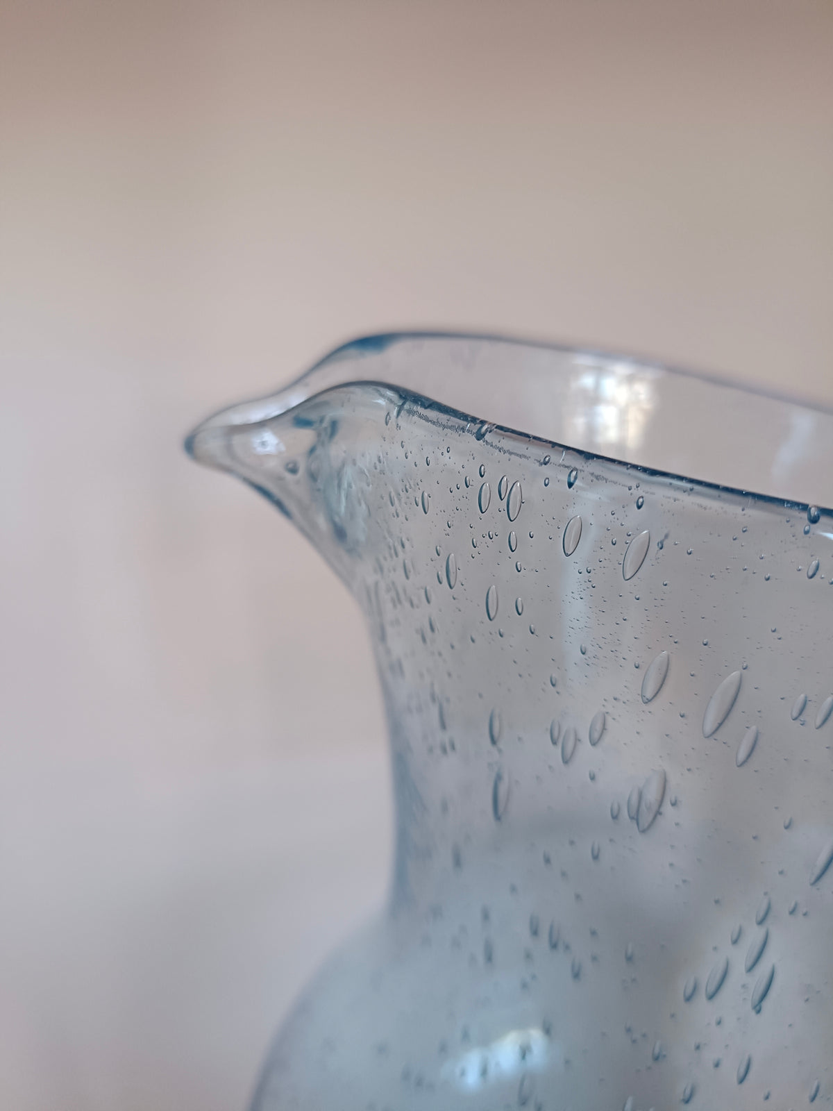 Pichet ventru en verre bullé bleu clair signé Biot