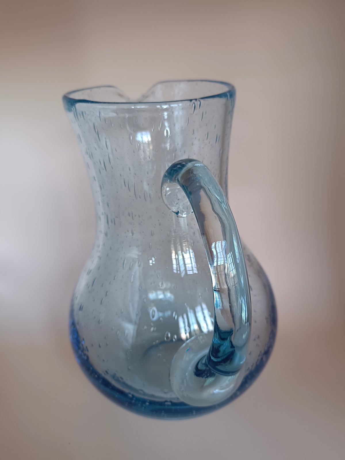 Pichet ventru en verre bullé bleu clair signé Biot