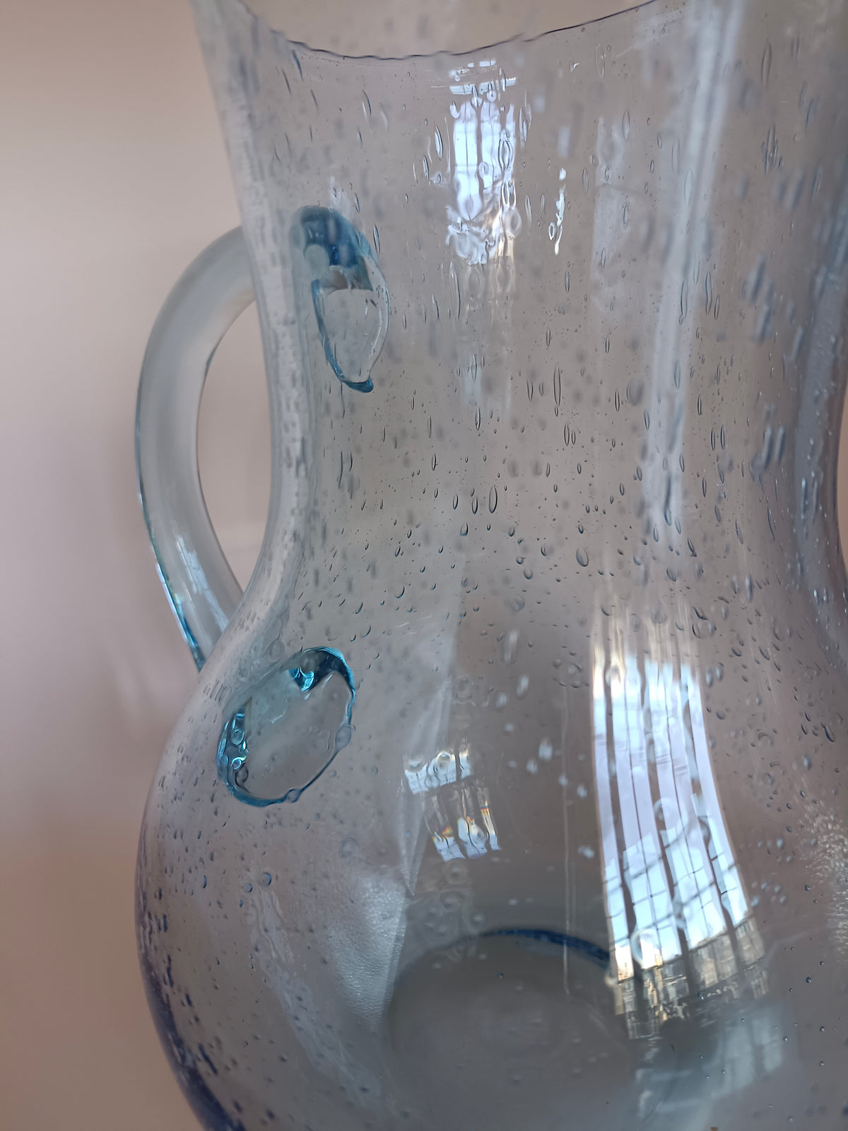 Pichet ventru en verre bullé bleu clair signé Biot
