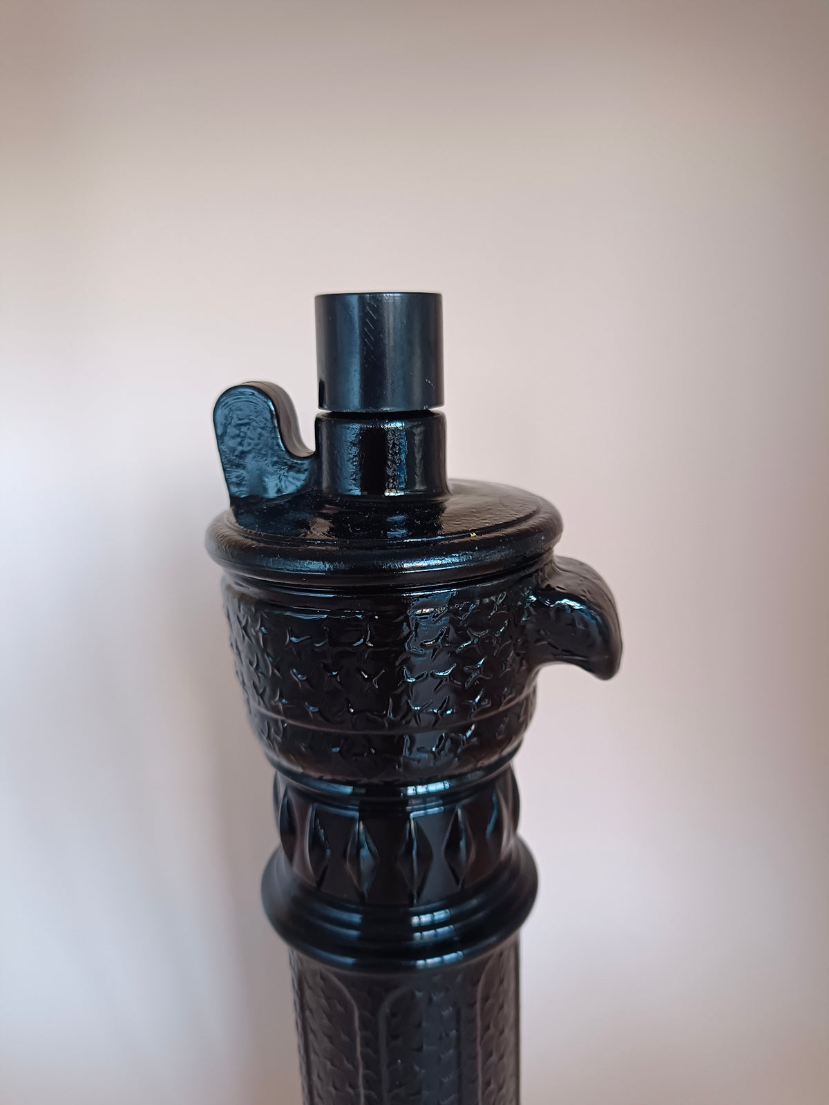 Bouteille de parfum Avon en opaline noire