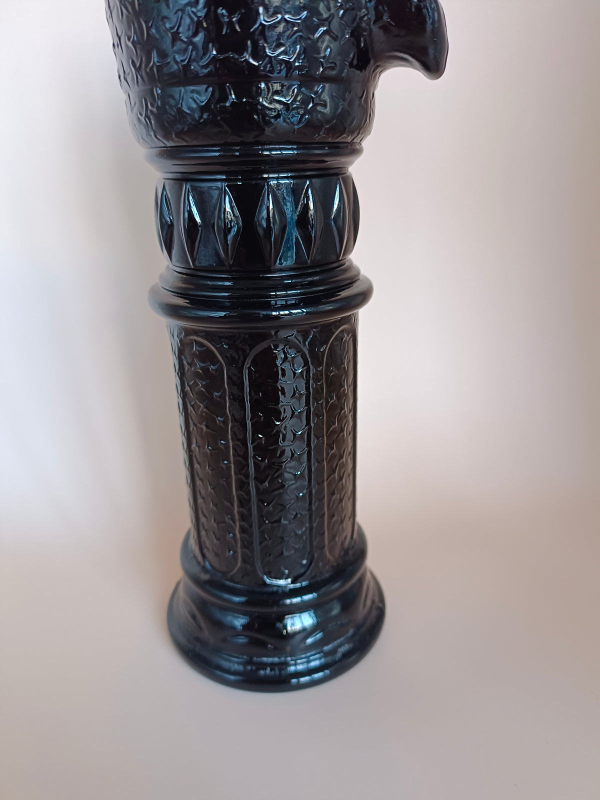 Bouteille de parfum Avon en opaline noire
