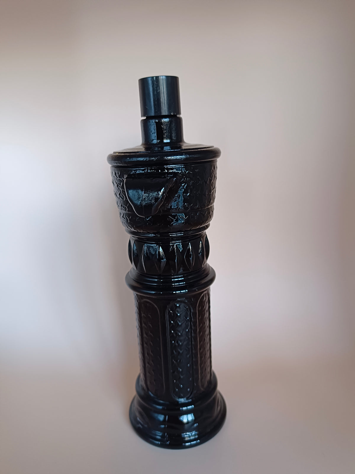 Bouteille de parfum Avon en opaline noire
