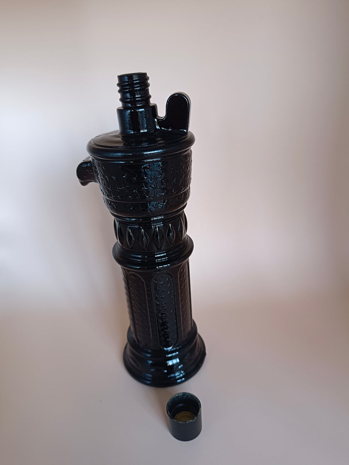 Bouteille de parfum Avon en opaline noire