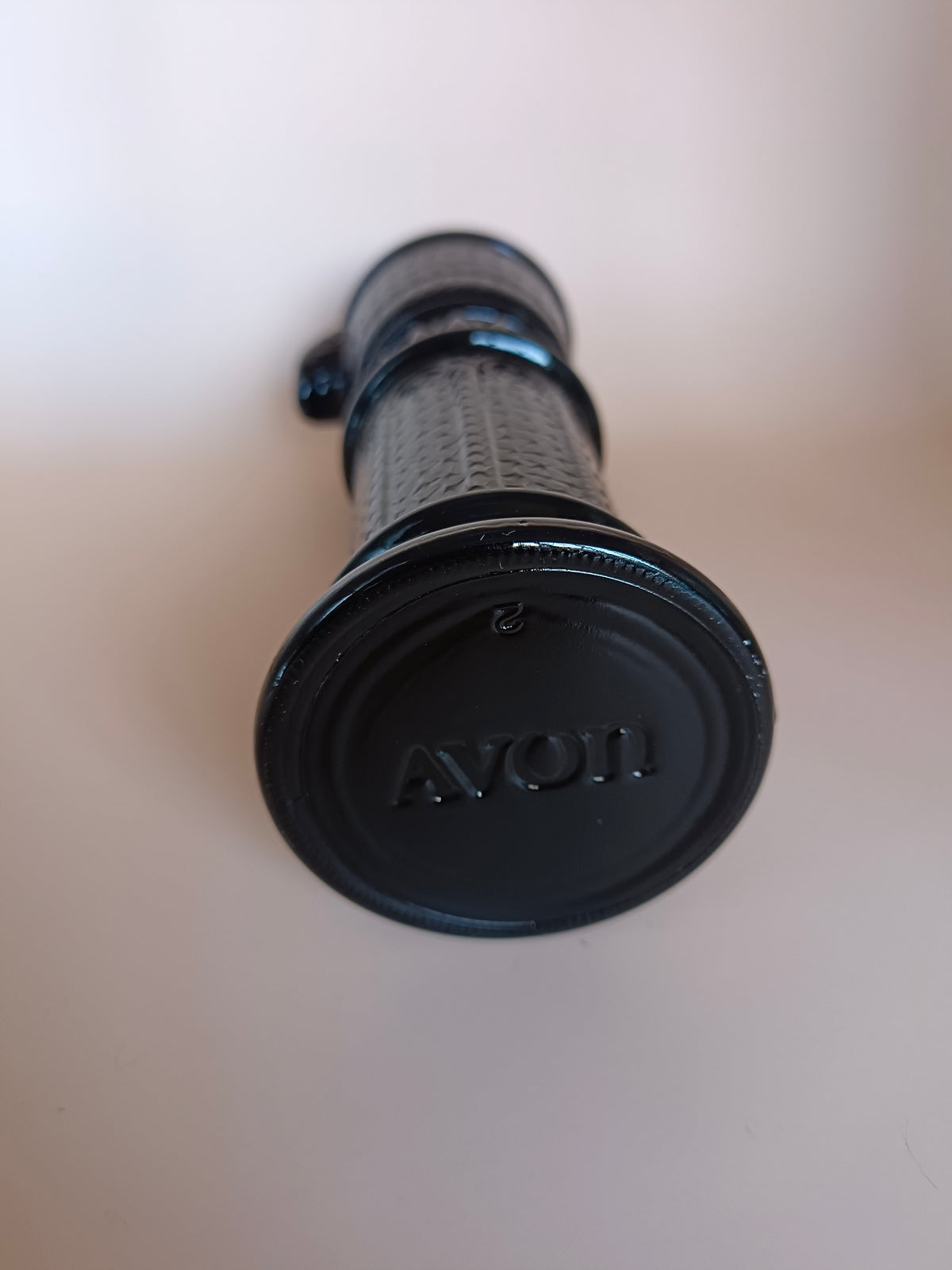 Bouteille de parfum Avon en opaline noire