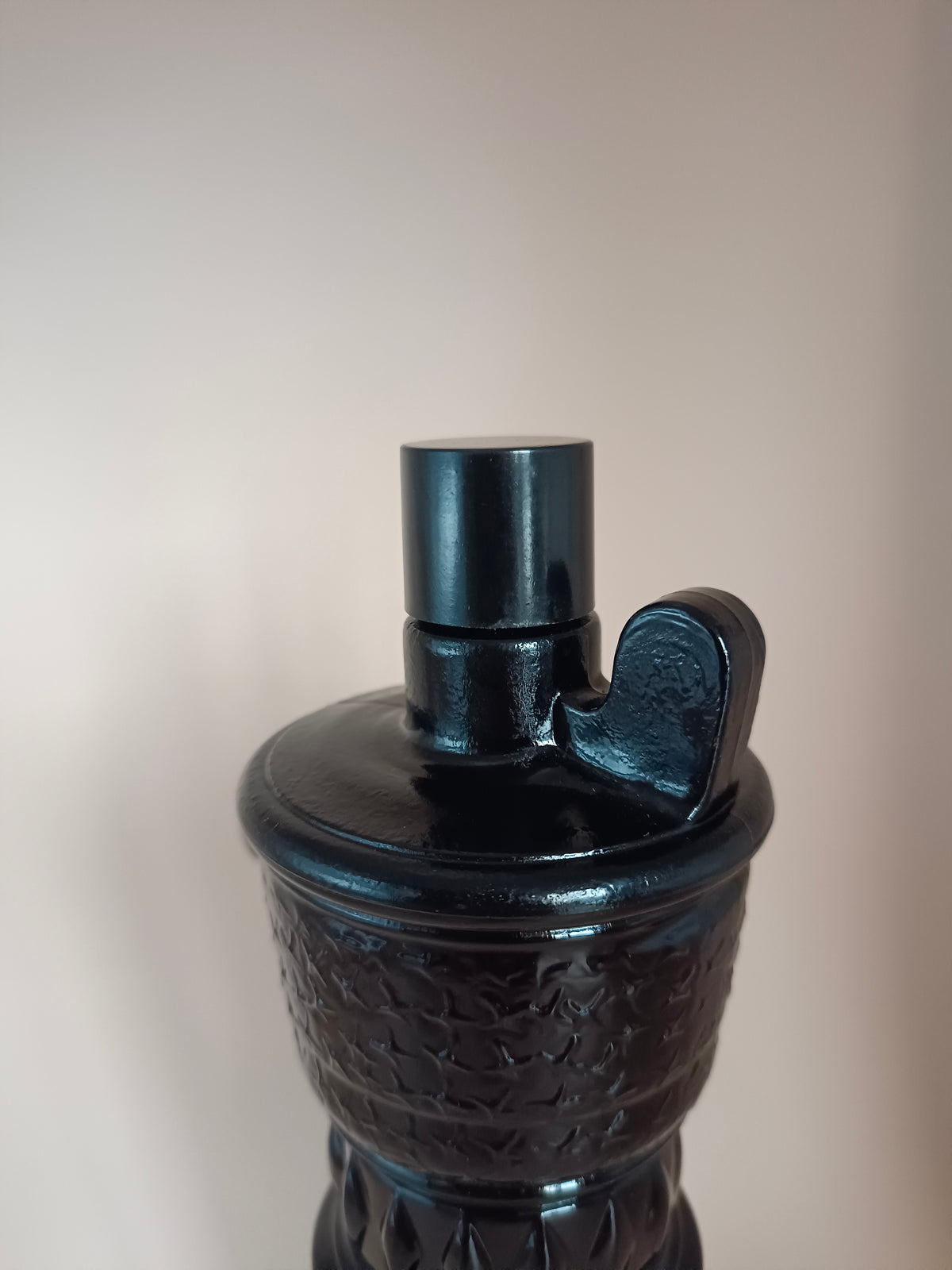 Bouteille de parfum Avon en opaline noire