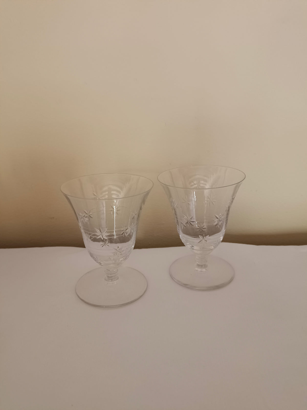 2 petits verres à liqueur en cristal étoiles gravées