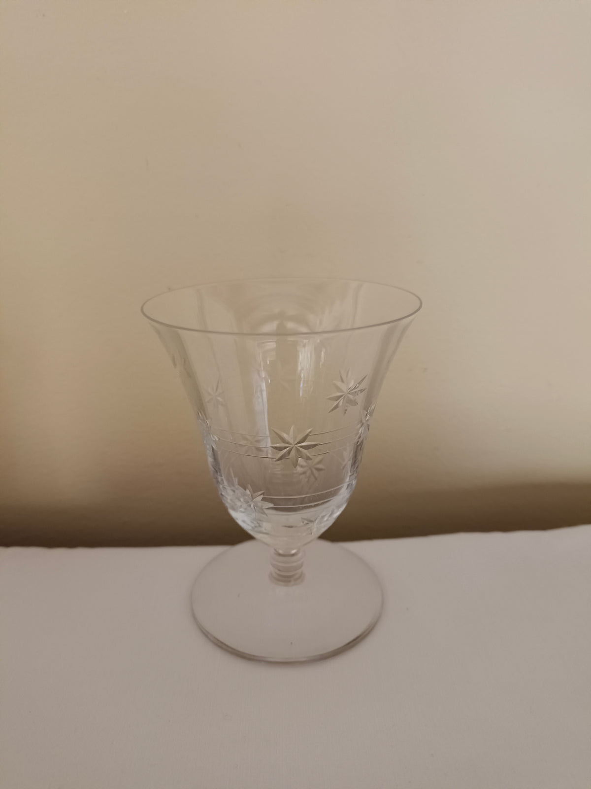 2 petits verres à liqueur en cristal étoiles gravées