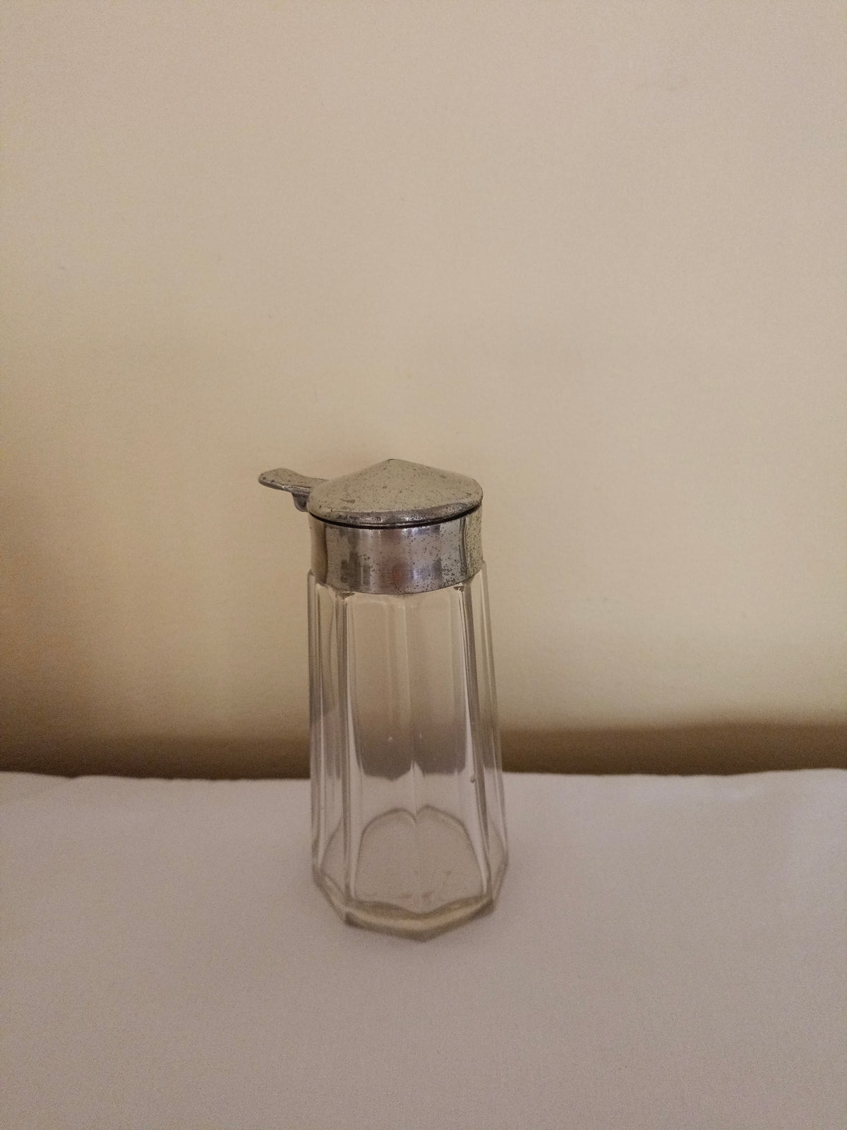 Sucrier saupoudreuse en verre à pans coupés et métal