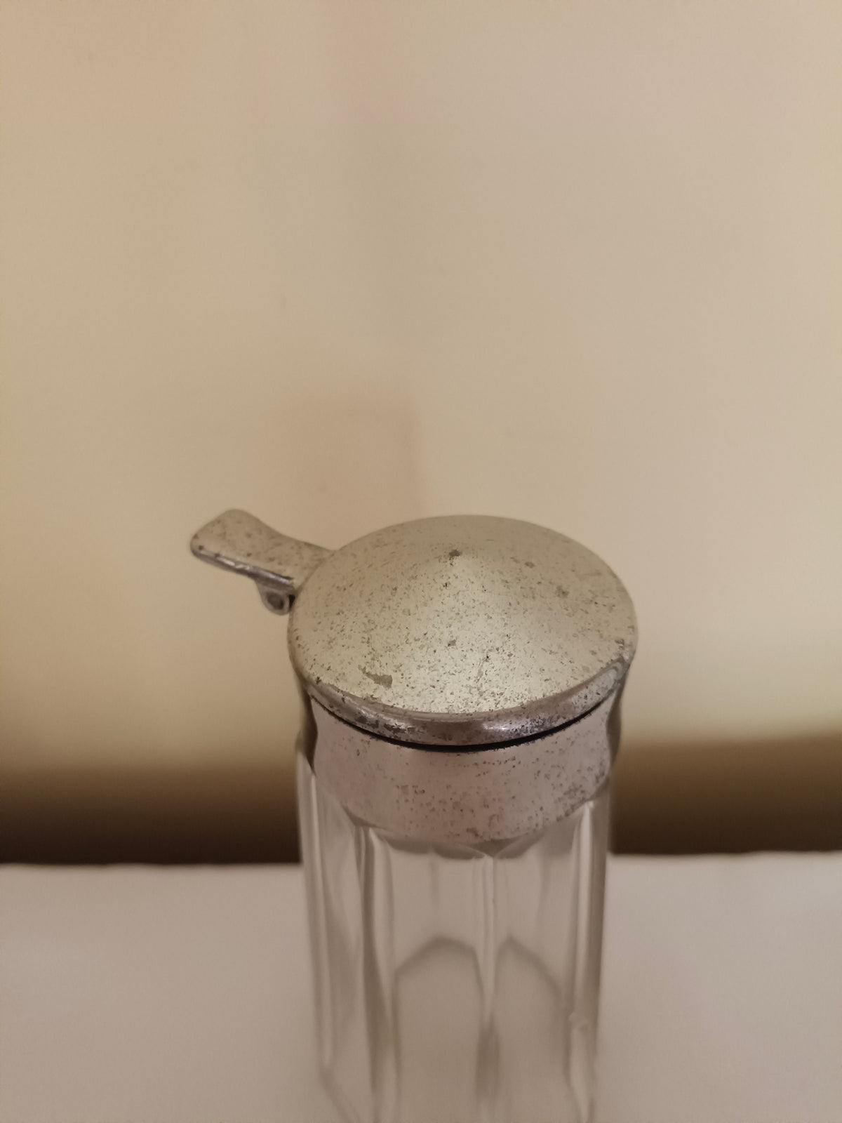 Sucrier saupoudreuse en verre à pans coupés et métal