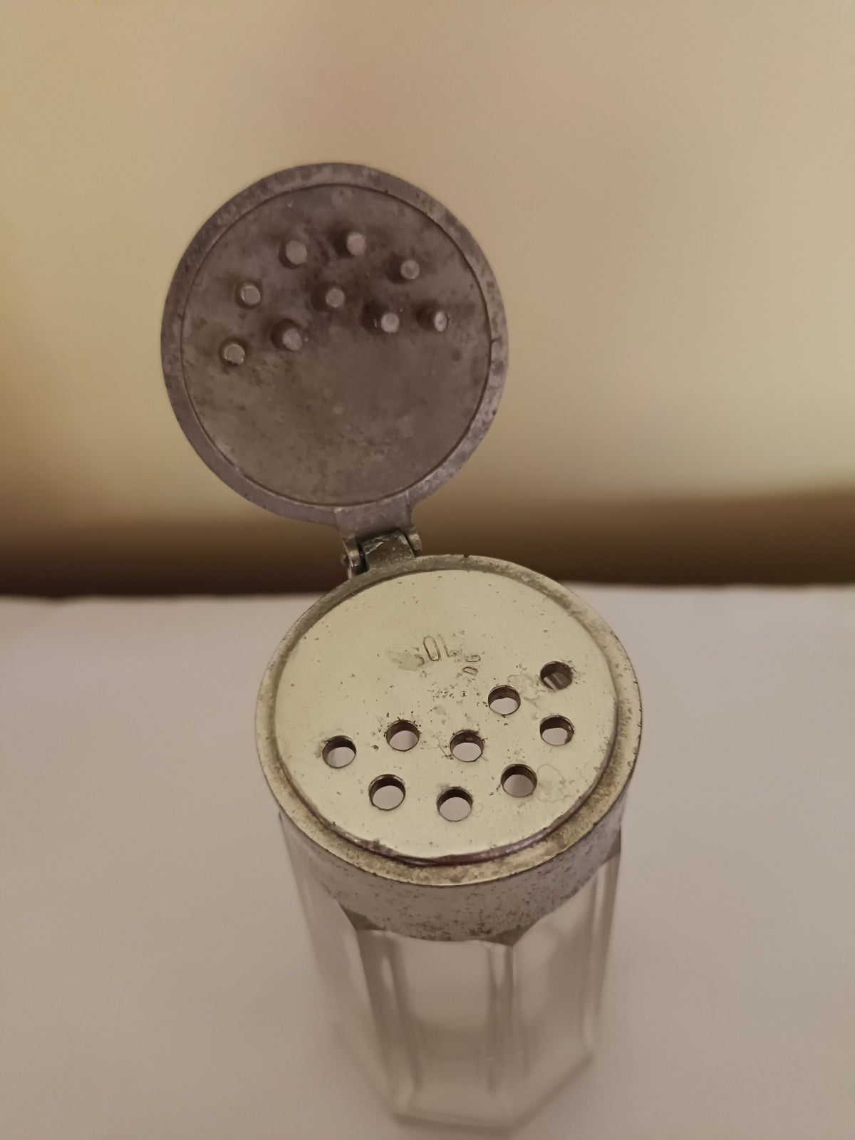 Sucrier saupoudreuse en verre à pans coupés et métal