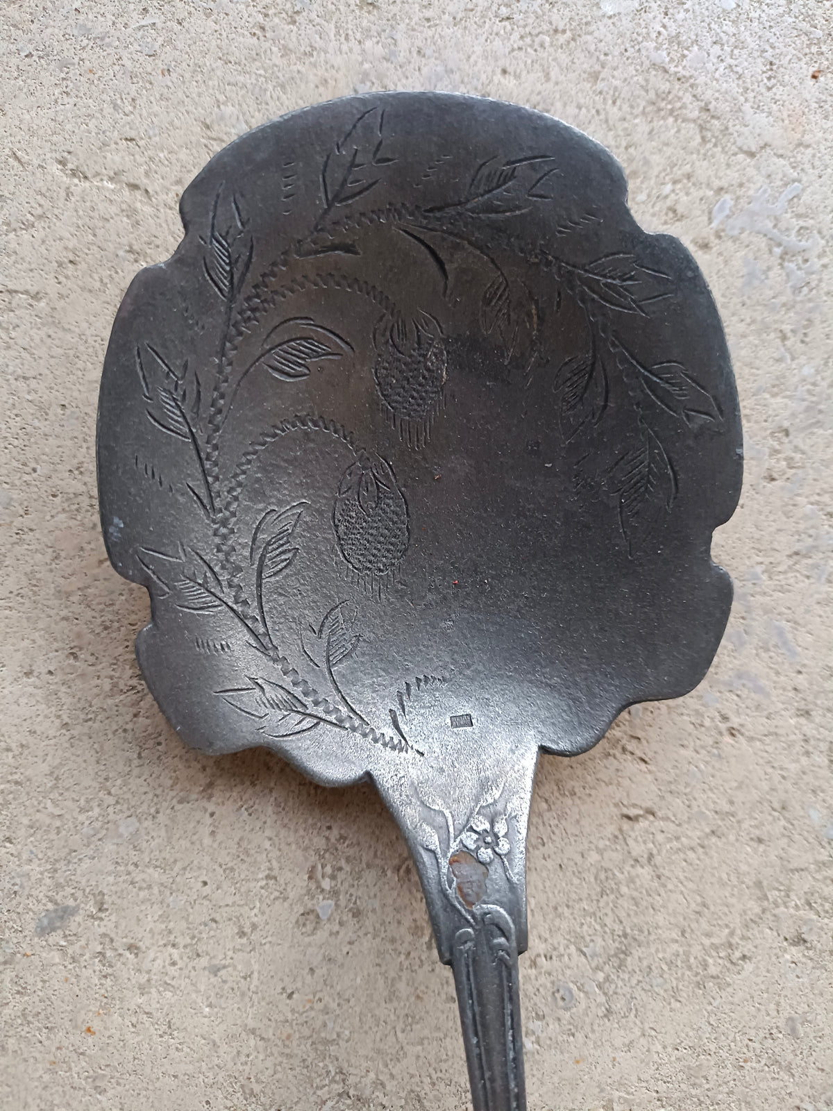 Pelle à fraises en métal blanc