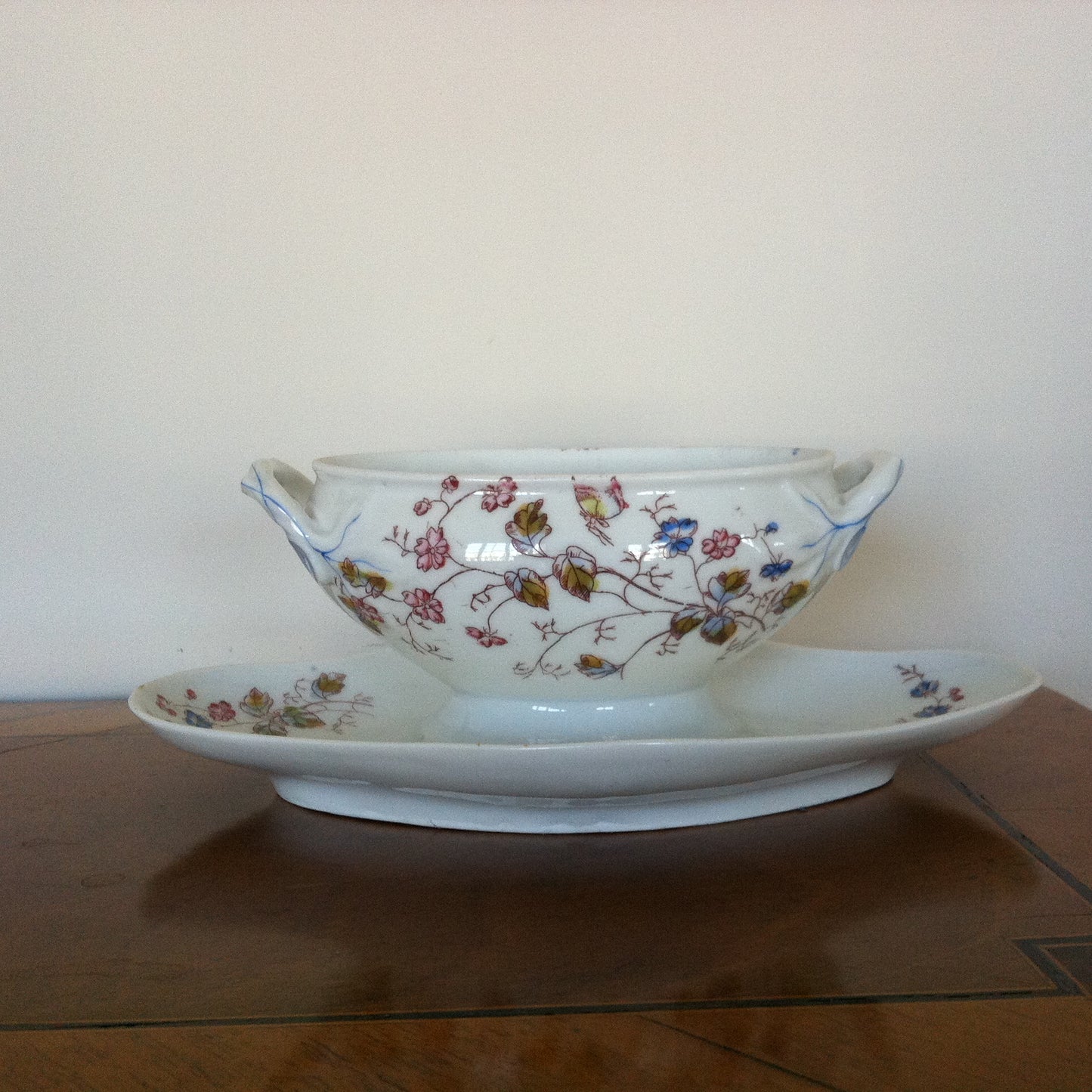 Saucière à motif floral, Aux Lions de Faïence