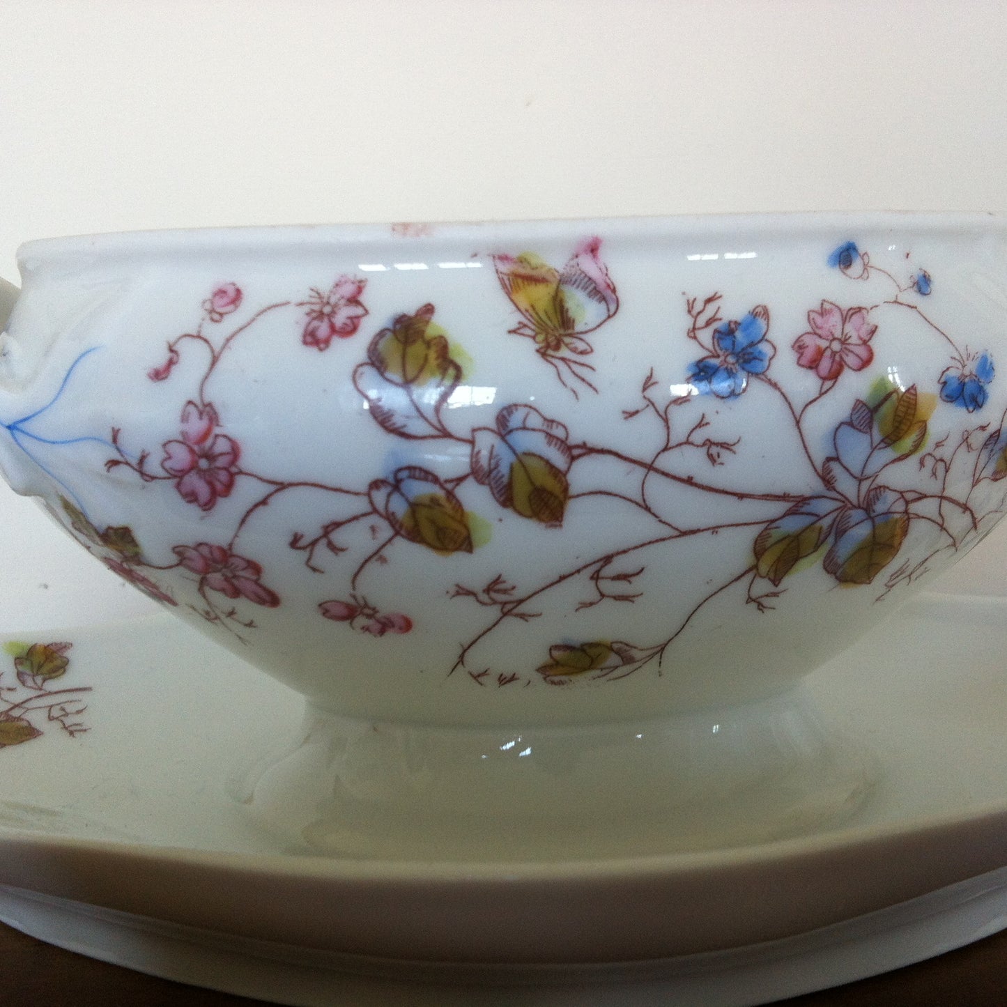 Saucière à motif floral, Aux Lions de Faïence