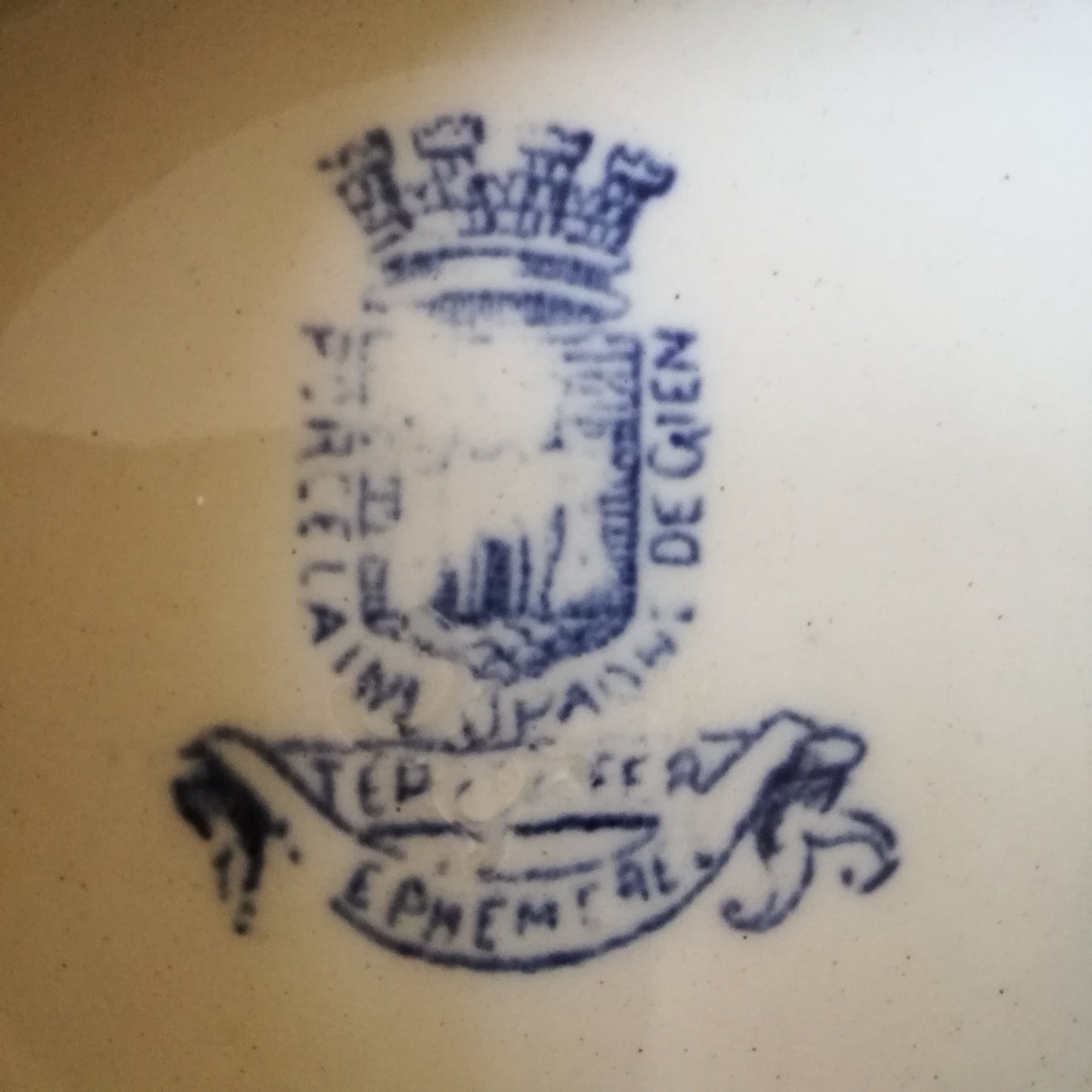 Plat sur pied Éphémère Gien