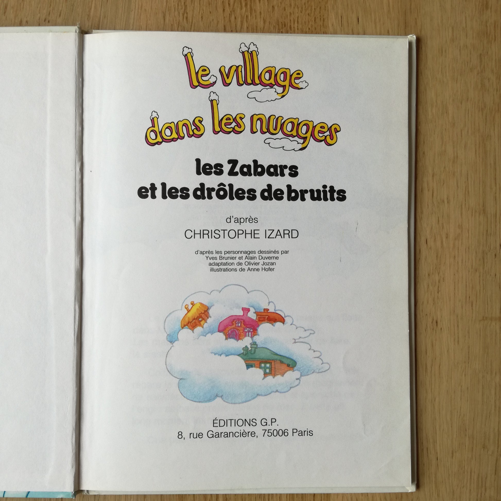 Livre jeunesse Le Village dans les nuages GP Rouge et Or