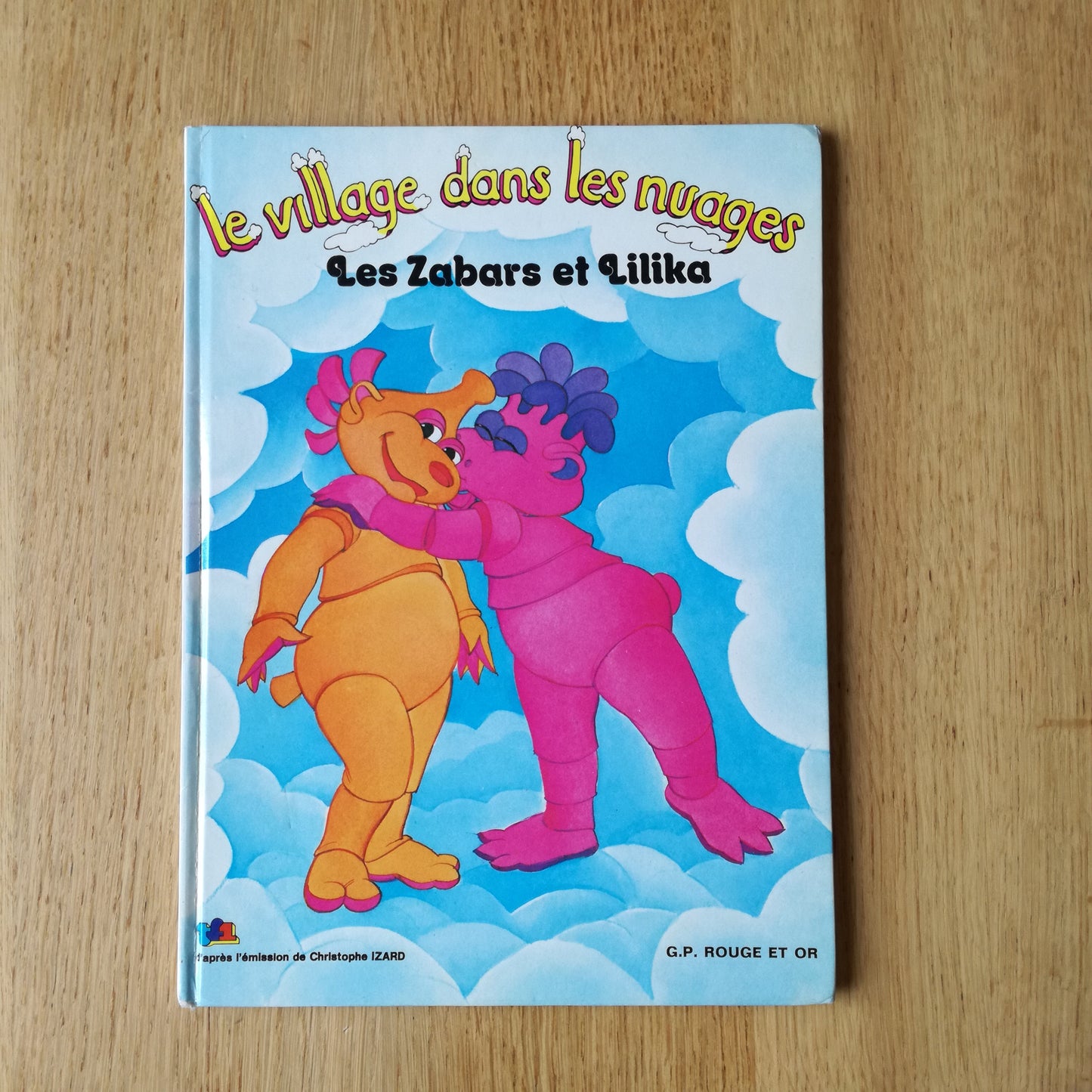 Livre jeunesse Le Village dans les nuages GP Rouge et Or