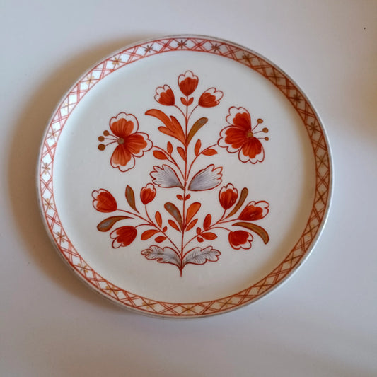 Petite assiette de présentation en porcelaine décor floral rouge orangé