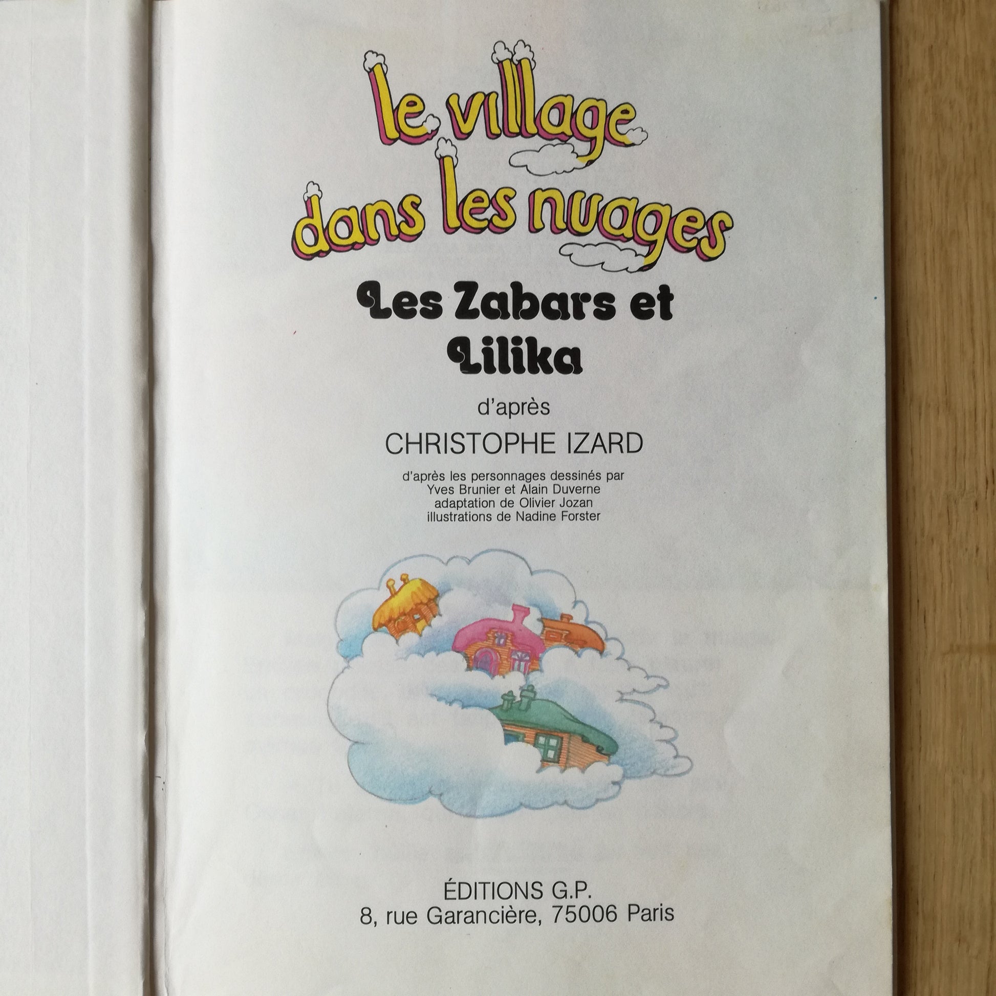 Livre jeunesse Le Village dans les nuages GP Rouge et Or